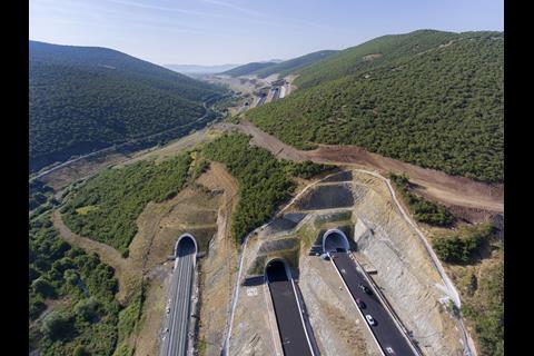 A 106 km double track alignment is being built between Tithorea and Domokos.